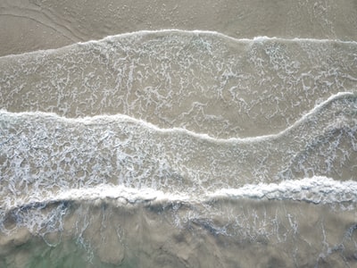 海浪撞到岸上
